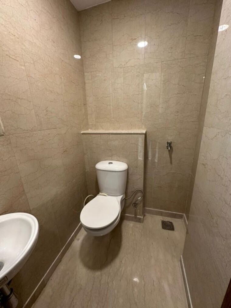 Bathroom, ambience-creacions 3.5 Bedroom 3090 Sq.Ft. Apartment In Sector 22 Gurgaon 10313977