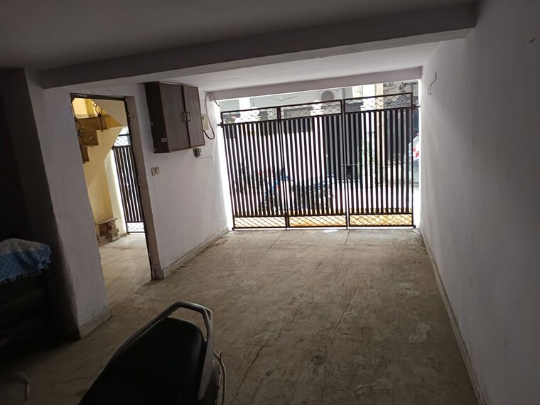  Parking, shiv nagar 3 Bedroom 110 Sq.Yd. Builder Floor In Shiv Nagar Delhi 10314005