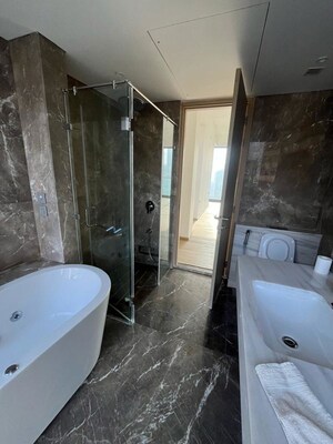 Bathroom in 6 BHK Apartment at Indiabulls Blu Tower A, Worli – for Rent