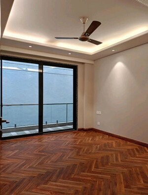 Room in 3 BHK Builder Floor at Navjeevan Vihar – for Rent