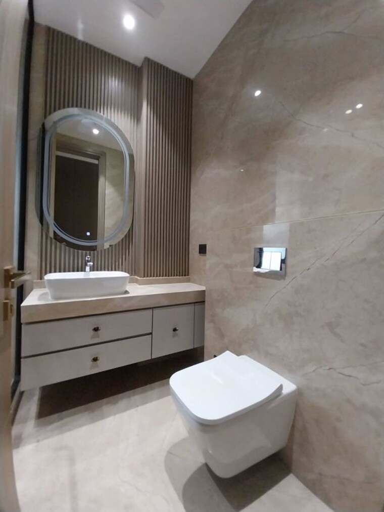 Bathroom, safdarjung development area 4 Bedroom 2200 Sq.Ft. Builder Floor In Safdarjung Development Area Delhi 10314277