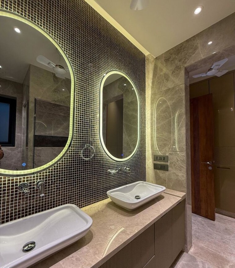 Bathroom, safdarjung development area 4 Bedroom 2200 Sq.Ft. Builder Floor In Safdarjung Development Area Delhi 10314289