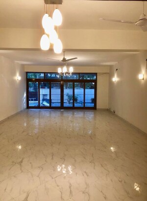 Room in 4 BHK Builder Floor at Green Park – for Sale