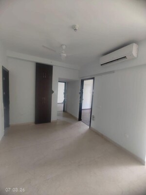 Room in 3.5 BHK Apartment at Microtek Greenburg, Sector 86 – for Rent