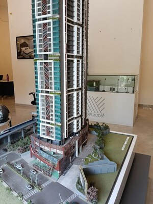 Staircase in  Showroom at Goregaon East – for Sale