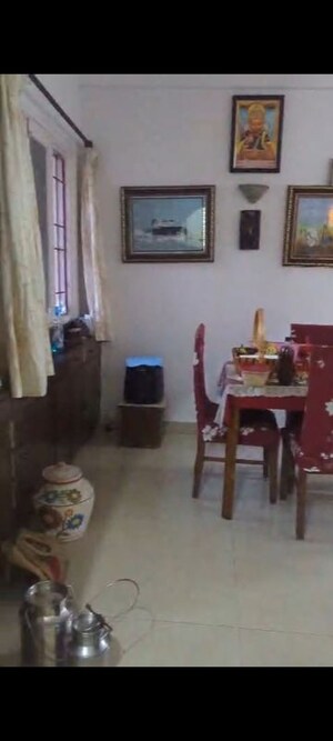 Living Room in 3.5 BHK Apartment at Rwa Jalvayu Vihar Noida, Sector 25 – for Rent