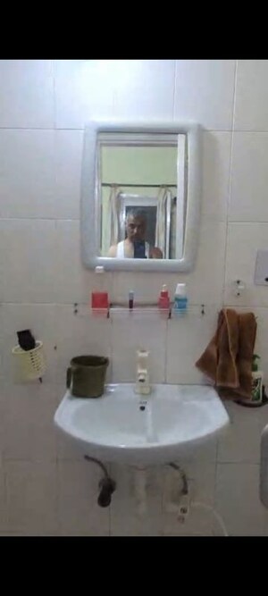 Bathroom in 3.5 BHK Apartment at Rwa Jalvayu Vihar Noida, Sector 25 – for Rent