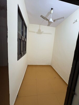 Room in 1.5 BHK Apartment at Shalimar Apartments Shalimar Garden, Shalimar Garden – for Rent