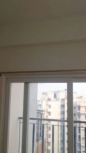 Room in 3 BHK Apartment at Amrapali Centurian Park, Tech Zone 4 Greater Noida – for Sale