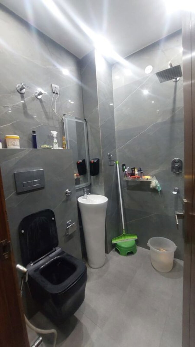Bathroom, sainik colony 2 Bedroom 90 Sq.Yd. Builder Floor In Sainik Colony Faridabad 10314645
