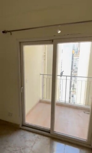 Room in 2 BHK Apartment at Amrapali Dream Valley – for Rent