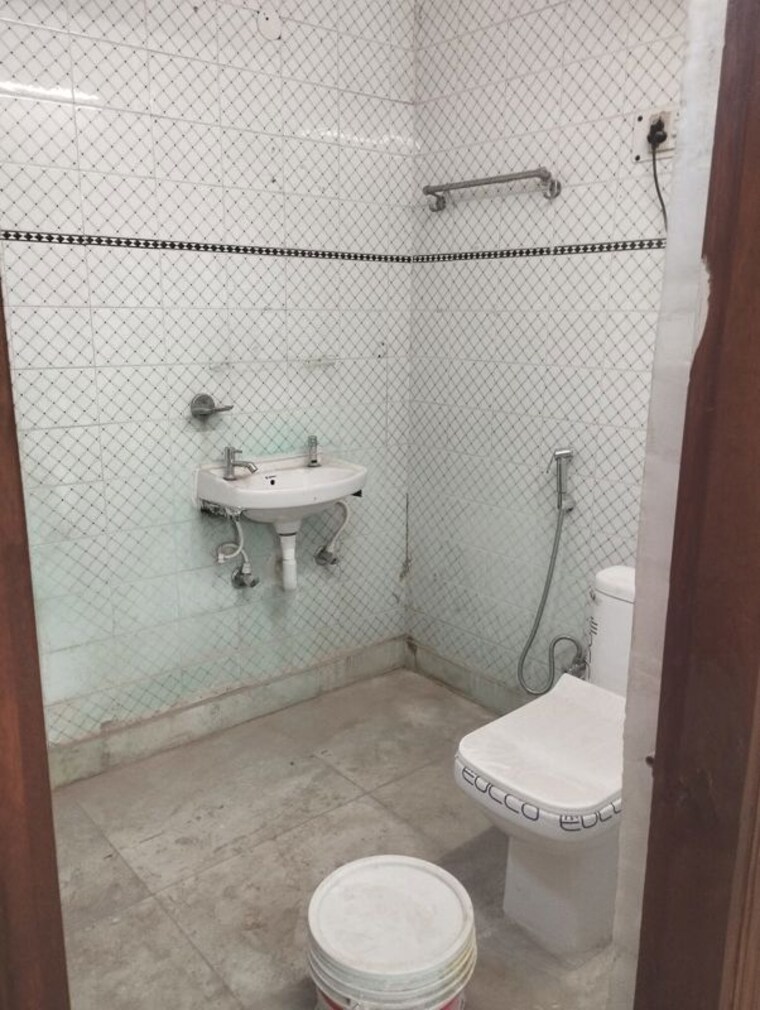 Bathroom, lajpat nagar 2 Bedroom 1000 Sq.Ft. Builder Floor In Lajpat Nagar Delhi 10314814