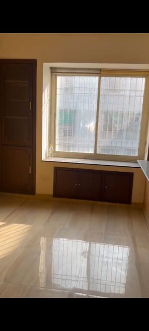 Room in 3 BHK Apartment at Jal Vayu Vihar Noida, Sector 21 – for Sale