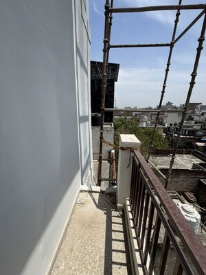 Balcony in  Showroom at Deenpur – for Rent