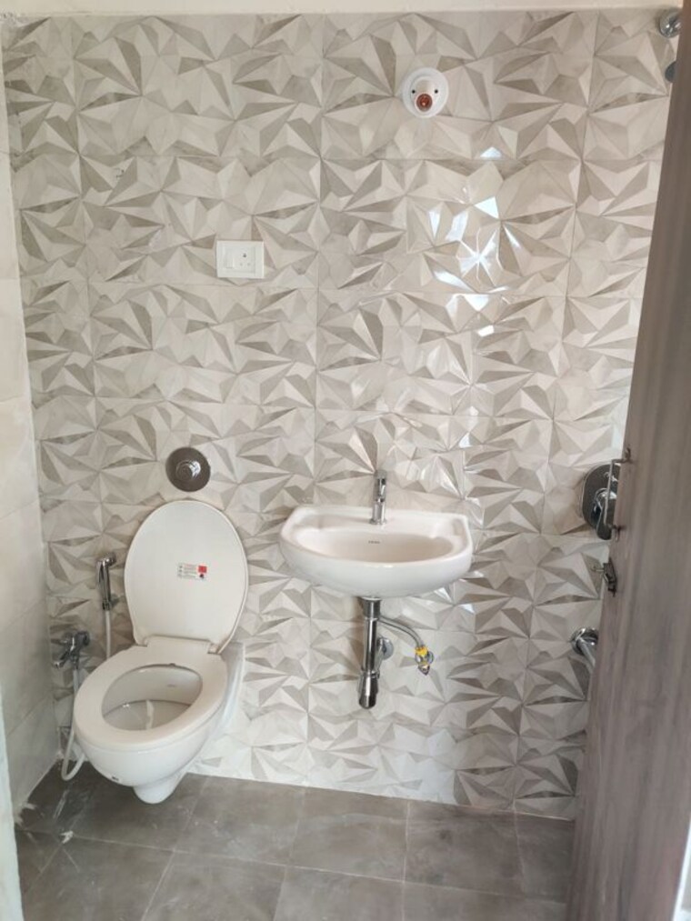 Bathroom, raunak-residency-thane 1 Bedroom 400 Sq.Ft. Apartment In Pokhran Road No One Thane 10315059