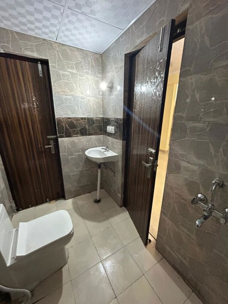 Bathroom, supertech-eco-village-ii 2 Bedroom 890 Sq.Ft. Apartment In Sector 16b Greater Noida Greater Noida 10315081