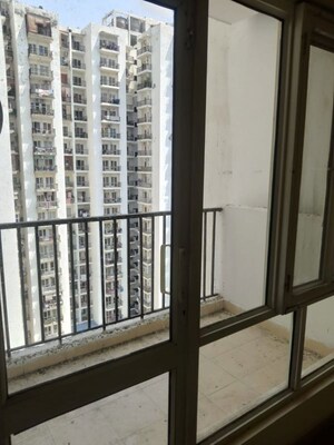 Room in 2 BHK Apartment at Supertech Eco Village II, Sector 16b Greater Noida – for Rent