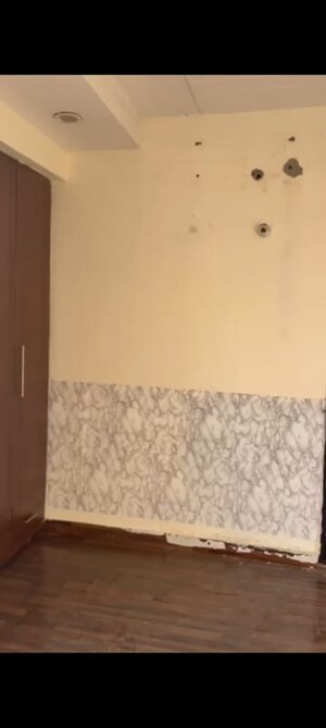 Room in 2 BHK Independent House at RWA Apartments, Sector 31 – for Rent