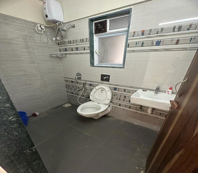 Bathroom, dadar east 1 Bedroom 550 Sq.Ft. Apartment In Dadar East Mumbai 10315161