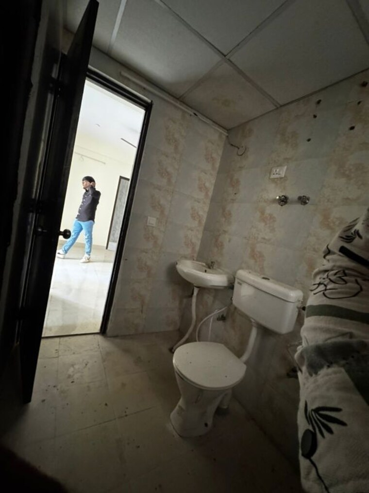 Bathroom, signature-the-serenas 2 Bedroom 531 Sq.Ft. Apartment In Sohna Sector 36 Gurgaon 10315148