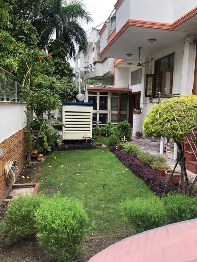 Garden, sector 12 6+ Bedroom 225 Sq.Mt. Villa In Sector 12 Noida 10315175
