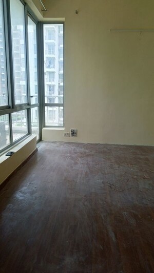 Room in 2 BHK Apartment at Pioneer Park Phase 1, Sector 61 – for Rent