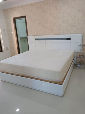 Room in 4 BHK Apartment at K Raheja Raheja Classique, Andheri West – for Rent