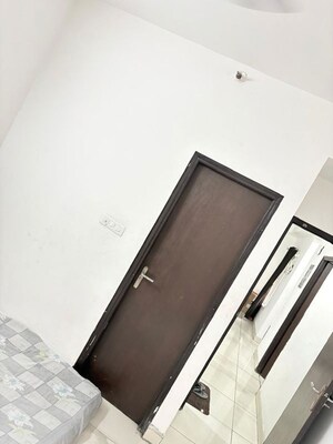 Furnished Amenities in 2.5 BHK Apartment at Mahagun Moderne Verona, Sector 78 – for Rent