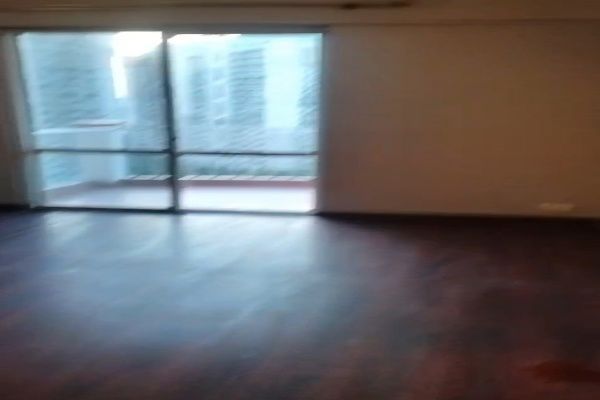 Room in 4 BHK Apartment at DLF Trinity Towers, Dlf Phase V – for Rent