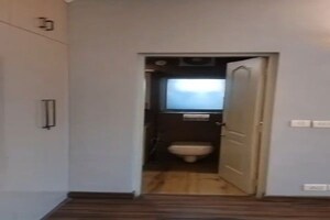 Room in 4 BHK Apartment at DLF Trinity Towers, Dlf Phase V – for Rent
