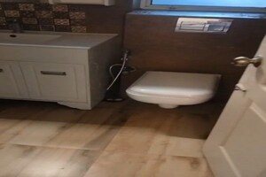 Furnished Amenities in 4 BHK Apartment at DLF Trinity Towers, Dlf Phase V – for Rent