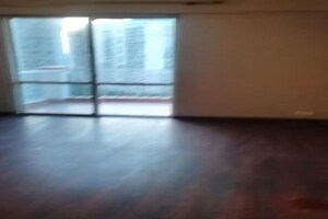 Room in 4 BHK Apartment at DLF Trinity Towers, Dlf Phase V – for Rent