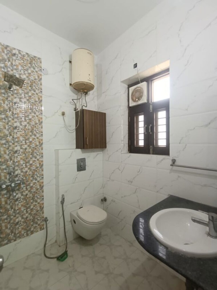 Bathroom, sector 46 3 Bedroom 1650 Sq.Ft. Builder Floor In Sector 46 Gurgaon 10316547