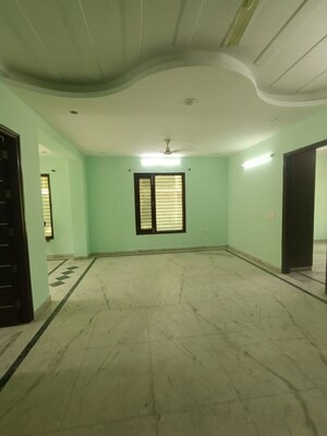 Room in 3 BHK Builder Floor at Sector 46 – for Rent