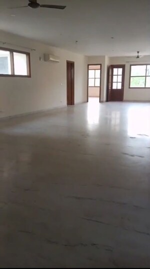 Room in 4 BHK Builder Floor at Sector 21 – for Rent