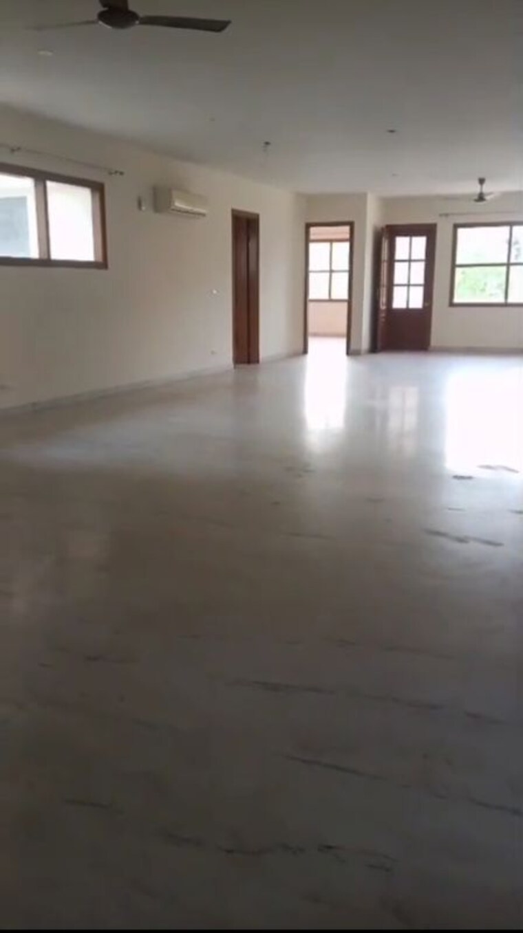 Room, sector 21 4 Bedroom 9000 Sq.Ft. Builder Floor In Sector 21 Chandigarh 10316573