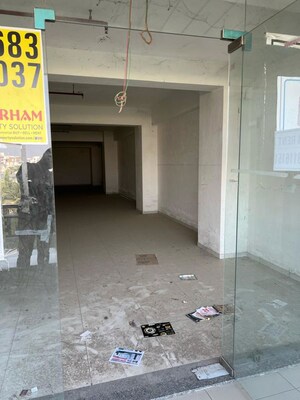 Room in  Showroom at Science City – for Rent