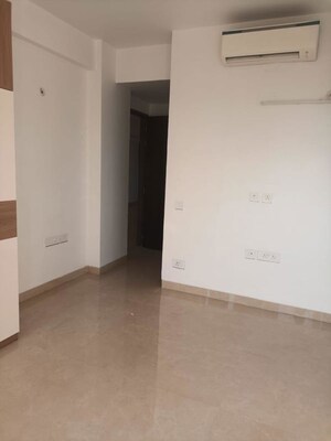 Room in 3 BHK Apartment at Omaxe Residency, Gomti Nagar – for Rent