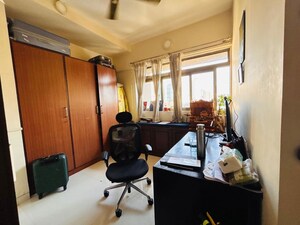 Team Area in 4 BHK Apartment at Darshan Rico, Lower Parel – for Rent