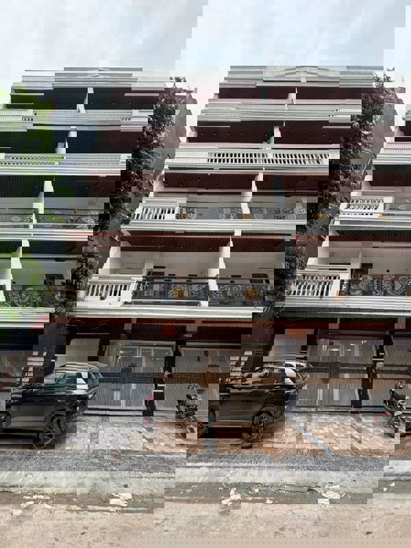 3 BHK + Pooja Room,Study Room,Extra Room,Basement,Store Room 180 Sq.Yd. Builder Floor in BPTP District Phase 2