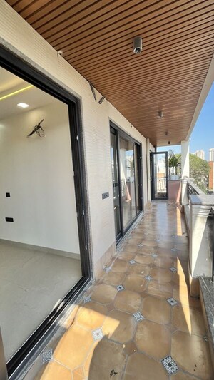 Building Lobby in 3 BHK Builder Floor at Sector 43 – for Rent