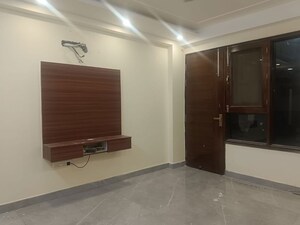 Room in 3 BHK Builder Floor at Sector 46 – for Rent