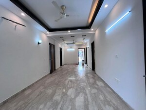 Room in 3 BHK Builder Floor at Sushant Vyapaar Kendra, Dlf Phase iv – for Rent