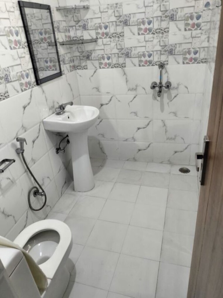 Bathroom, sushant lok i 3 Bedroom 1754 Sq.Ft. Builder Floor In Sushant Lok I Gurgaon 9978868