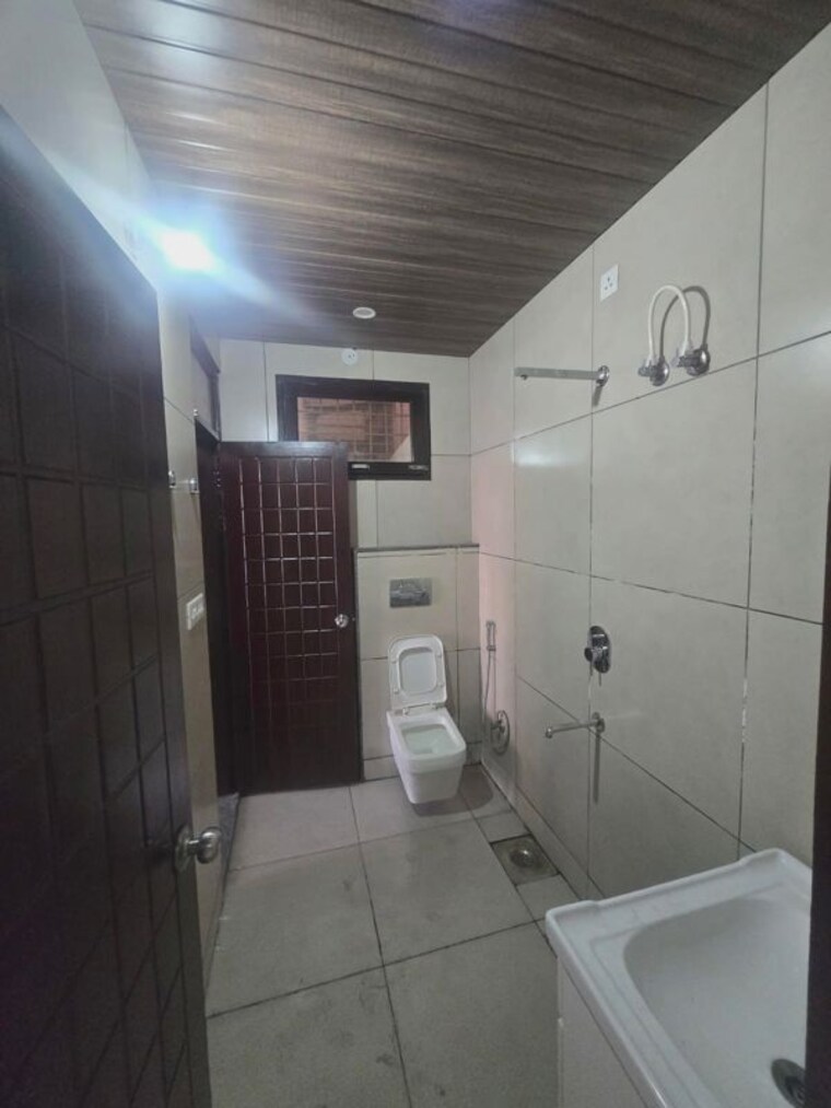 Bathroom, gms road 3 Bedroom 2000 Sq.Ft. Builder Floor In Gms Road Dehradun 10317074
