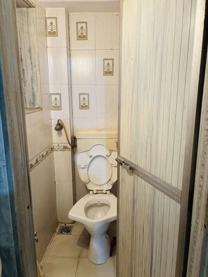 Bathroom in 1 BHK Apartment at Mulund West – for Rent
