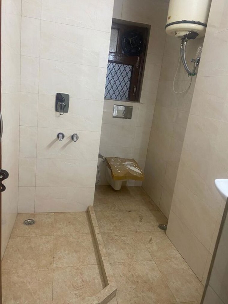 Bathroom, malviya nagar 2 Bedroom 200 Sq.Yd. Builder Floor In Malviya Nagar Delhi 10317081