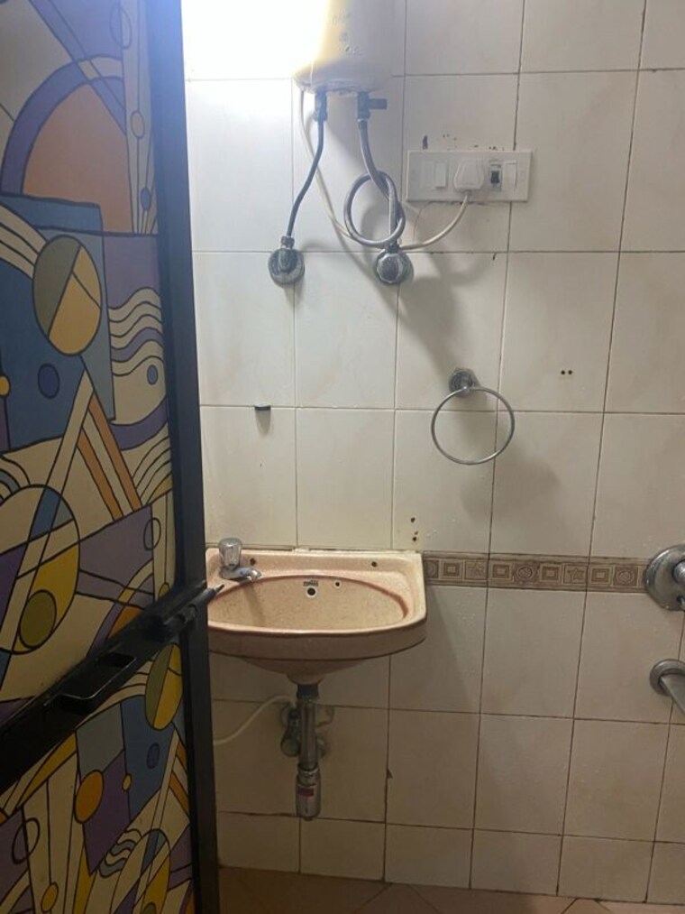 Bathroom, bandra west 1 Bedroom 500 Sq.Ft. Apartment In Bandra West Mumbai 10317078