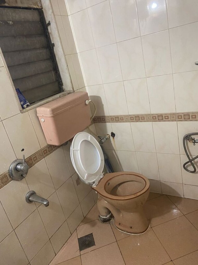 Bathroom, bandra west 1 Bedroom 500 Sq.Ft. Apartment In Bandra West Mumbai 10317078