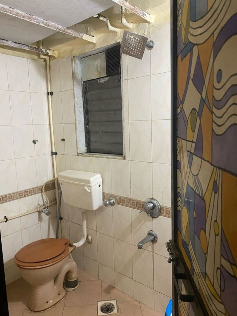 Bathroom, bandra west 1 Bedroom 500 Sq.Ft. Apartment In Bandra West Mumbai 10317078